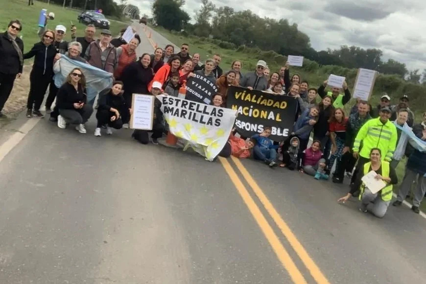 "Unidos por la Ruta 11": el abrazo simbólico que denota el abandono del corredor vial