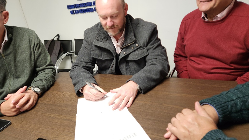 Leandro Aglieri, Presidente de Fececo, firmando el acuerdo con caCESFE
